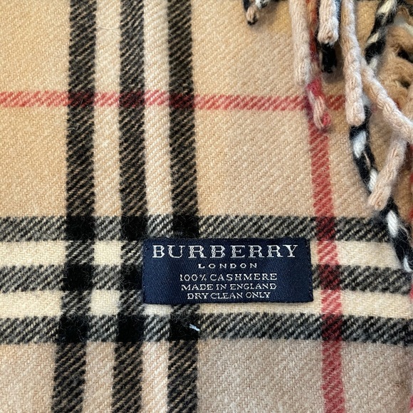 ✅sold ✅ Burberry fringed cashmere scarf - Picture 4 of 7